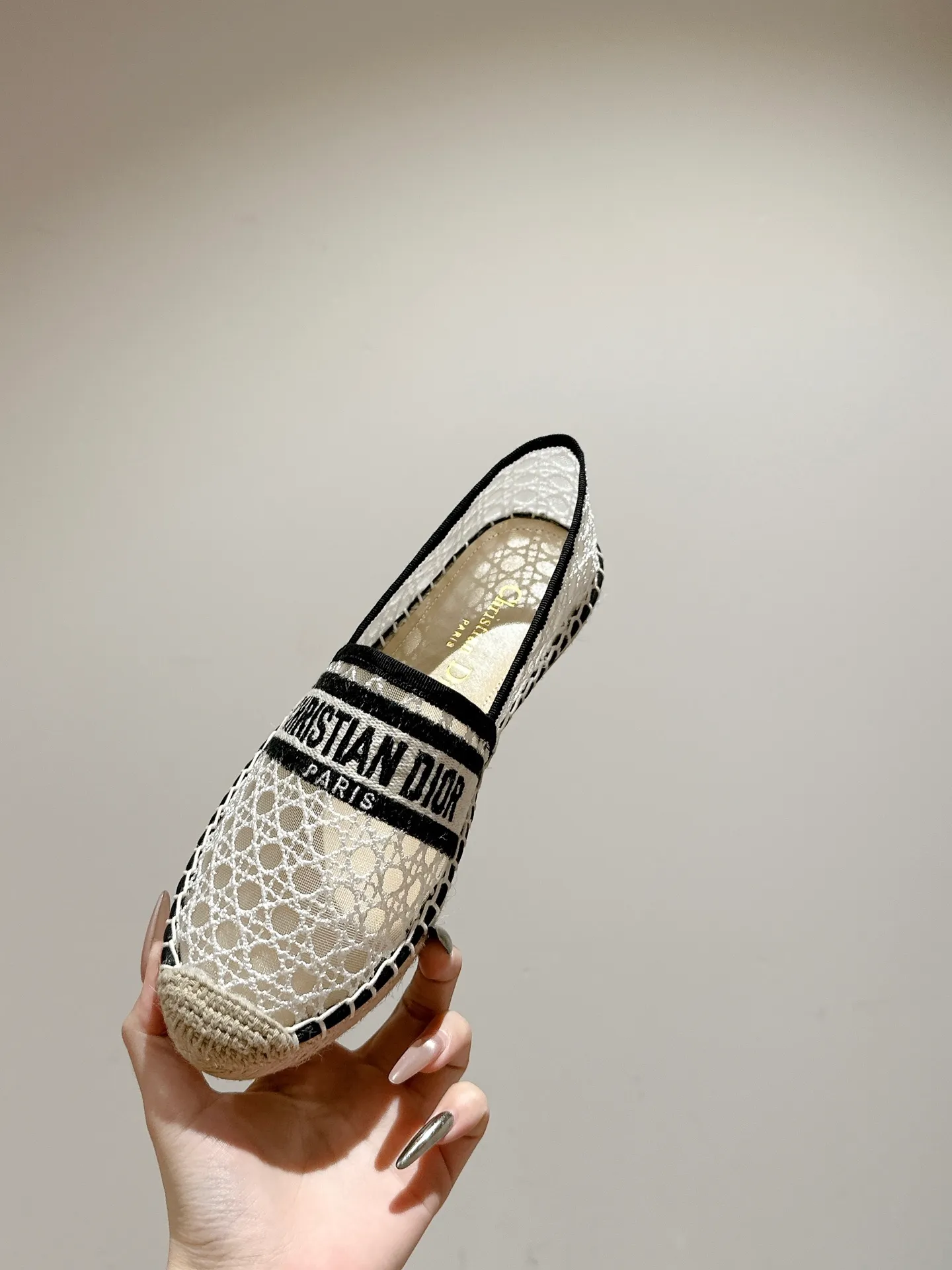 👟👟Ex-factory price 440👟👟 Dior DIOR's new popular early spring fisherman shoes 🆕 Simple, elegant and fashionable, timeless and timeless, it is a classic that will never fade away in the fashion circle, retro fisherman shoes. Original hand-woven surface, electric embroidery technology! Specific cloth surface and rubber outsole. Code number: 35-39 (40.41 customized, non-refundable)